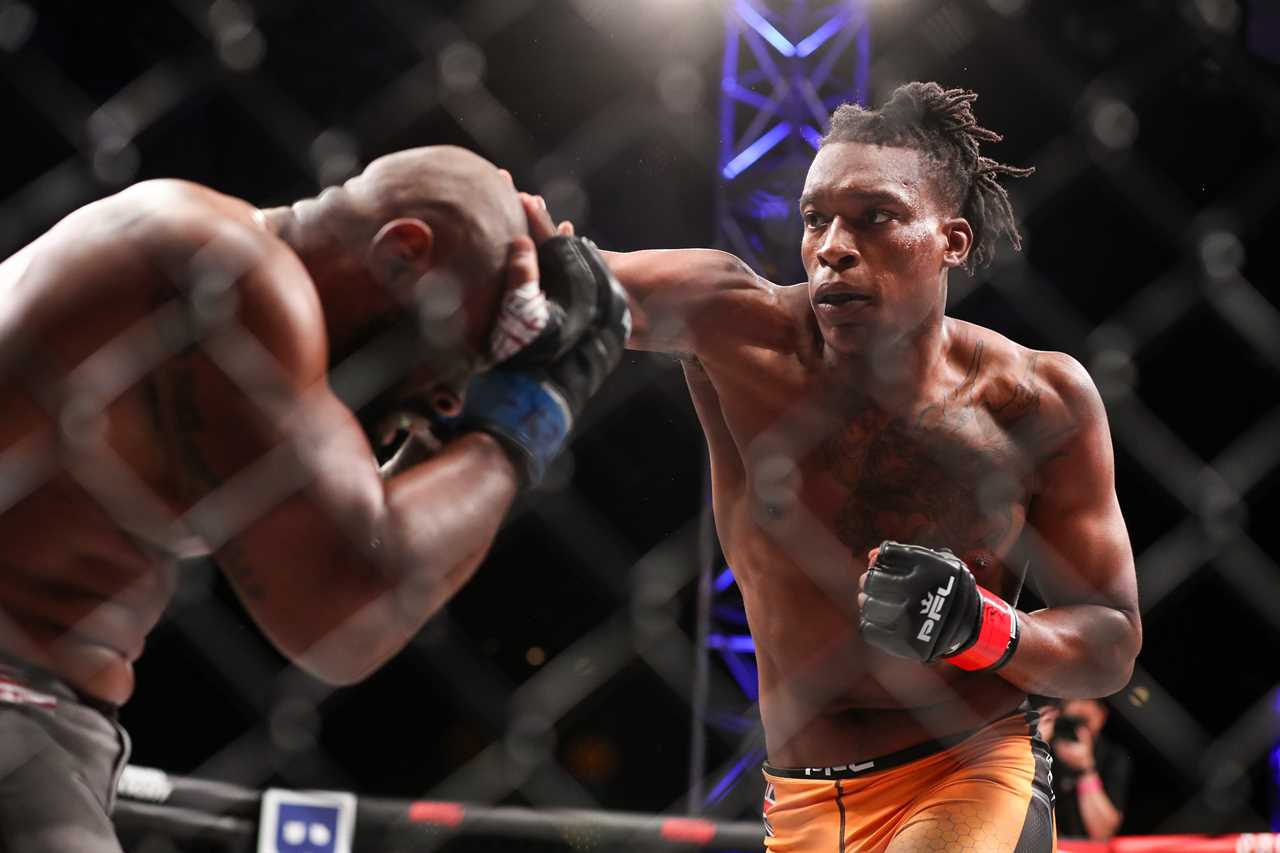 British MMA star 'Smooth Simeon Powell scores a sickening knee KO, leaving his opponent cold in a PFL fight