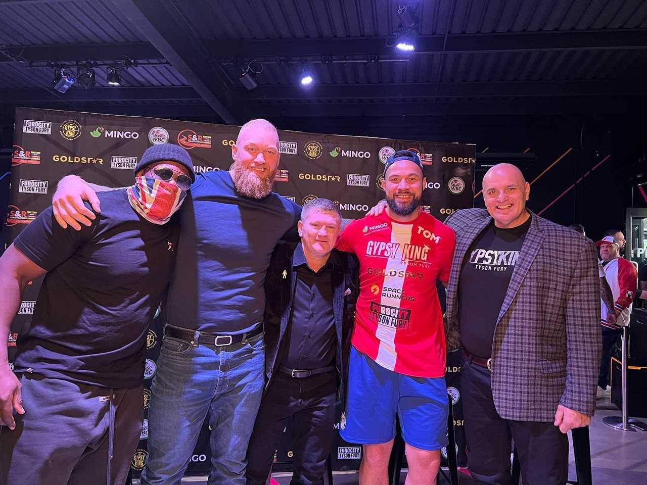 Tyson Fury's team looks small when Tyson Fury meets Hafthor.