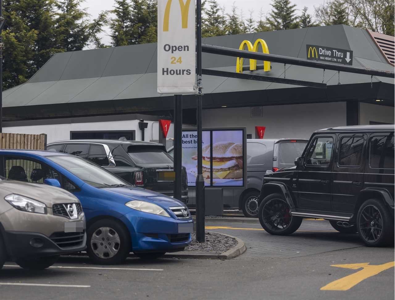 After beating Dillian Whyte at Wembley, Tyson Fury purchases a celebratory McDonald's in a PS300k Rolls-Royce