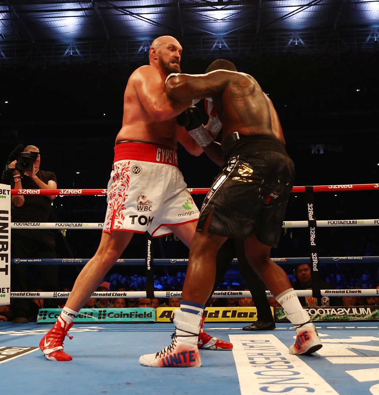 After beating Dillian Whyte at Wembley, Tyson Fury purchases a celebratory McDonald's in a PS300k Rolls-Royce
