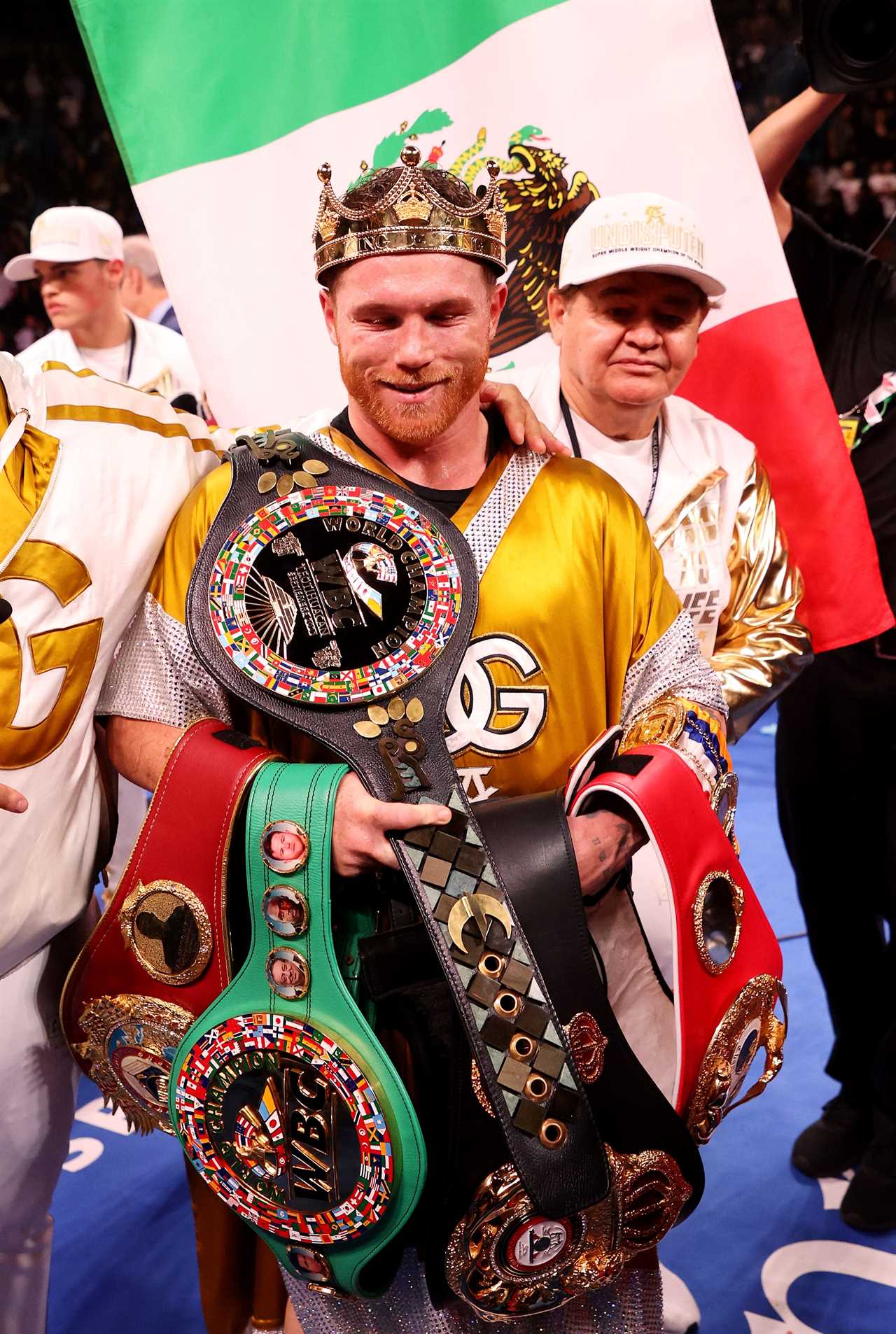 Who the F*** is this? - Canelo and Kamaru Alvarez in Twitter row. UFC champ laughs at boxing king's call out