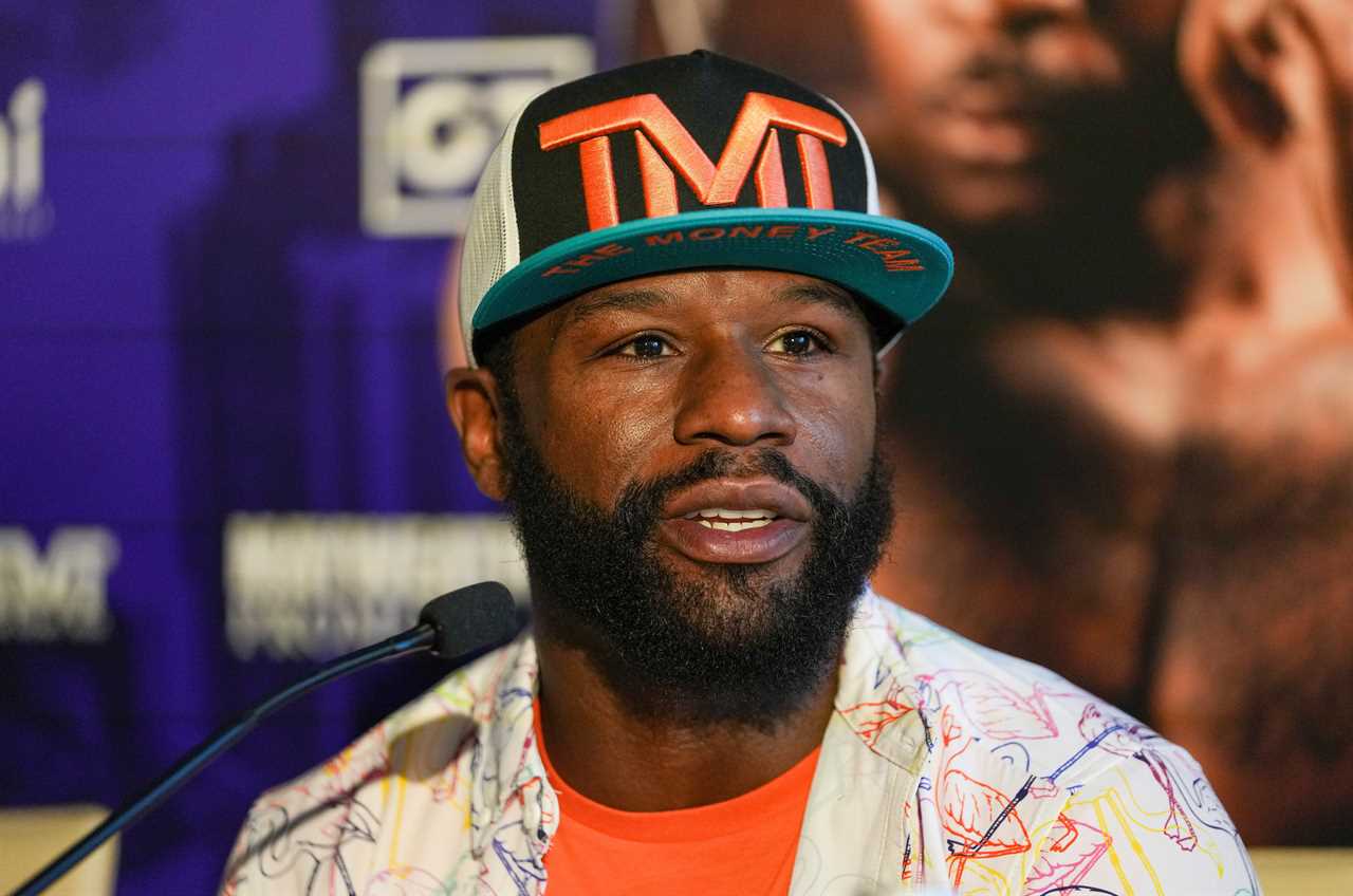 Ricky Hatton takes aim at Floyd Mayweather for his wealth and reveals that he only keeps in touch one boxer