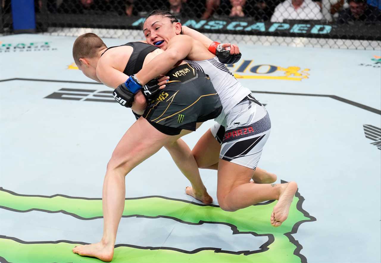 Israel Adesanya fell asleep while watching the most boring fight ever between Rose Namajunas & Carla Esparza at UFC 274.