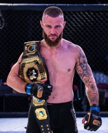 Call me..no, text me! - Conor McGregor, a deaf fighter in MMA, calls Conor McGregor asking for UFC chief Dana White's signature