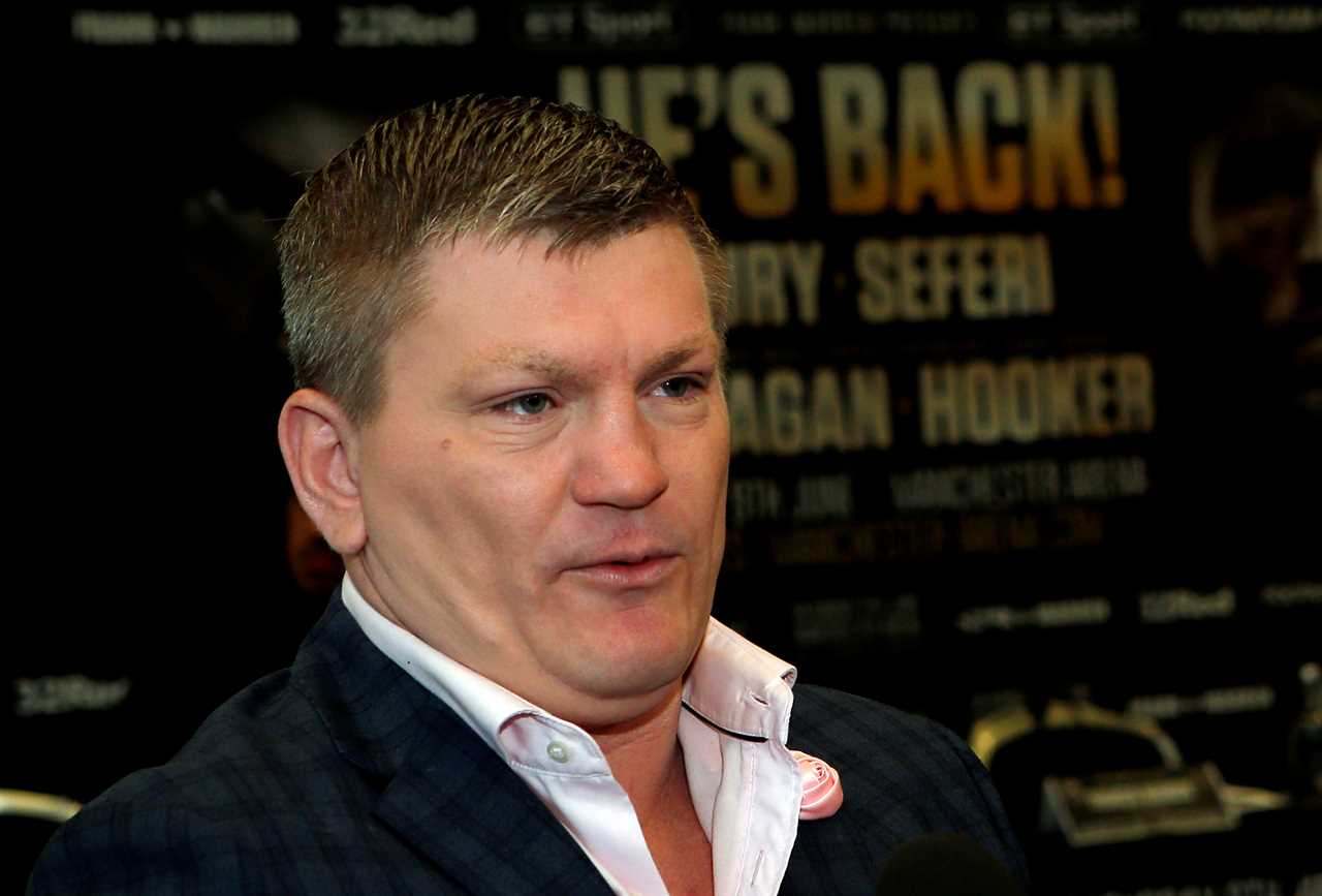 I've lost 2 stone in two months. I can hide behind an lamppost - Ricky Hatton's massive weight loss prior to Barrera fight