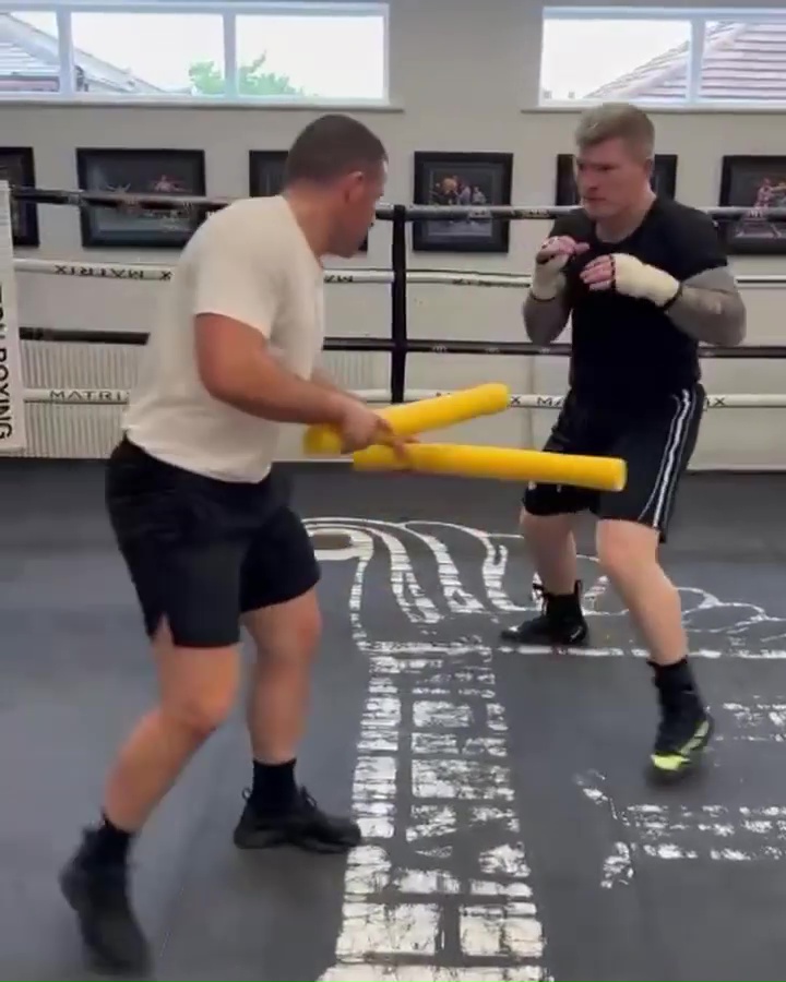 I've lost 2 stone in two months. I can hide behind an lamppost - Ricky Hatton's massive weight loss prior to Barrera fight