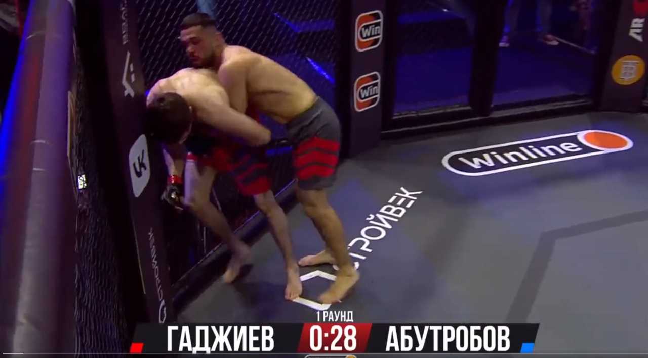 Amazing moment: MMA fighter submits himself and shatters his knee in epic fail, after cruising to victory