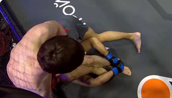 Amazing moment: MMA fighter submits himself and shatters his knee in epic fail, after cruising to victory