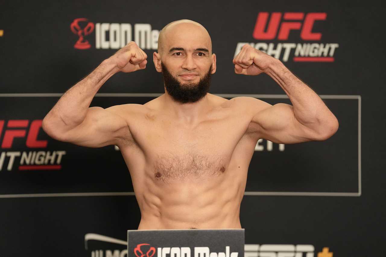 UFC star Albert Duraev is horrified by an eye injury and must be stopped mid-fight against Joaquin Buckley.