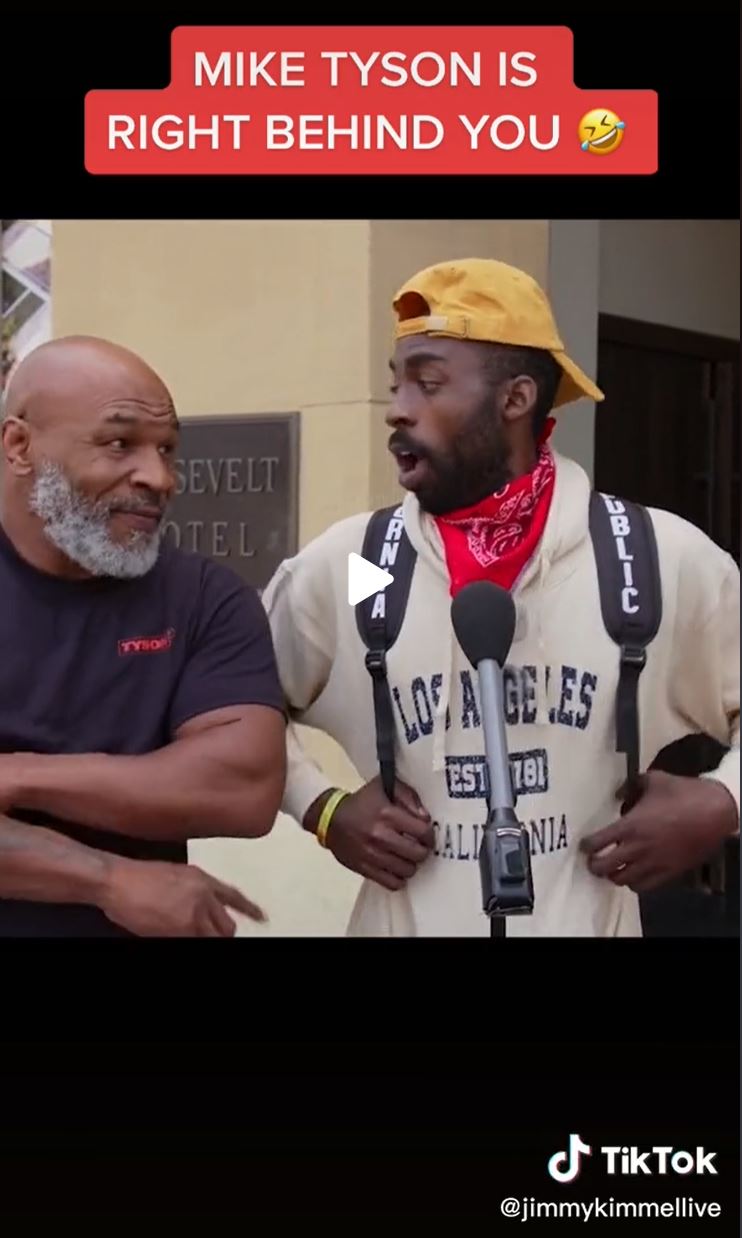 You will be amazed at the moment Mike Tyson leaps up behind his fans to talk about boxing legends.