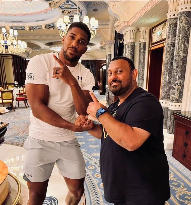 After meeting Oleksandr Usyk, Anthony Joshua laughs with Prince Naz