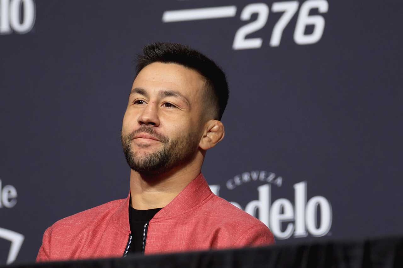 UFC star Pedro Munhoz is temporarily blinded by Sean O'Malley's eye poke. He revealed that he had scratched his cornea.
