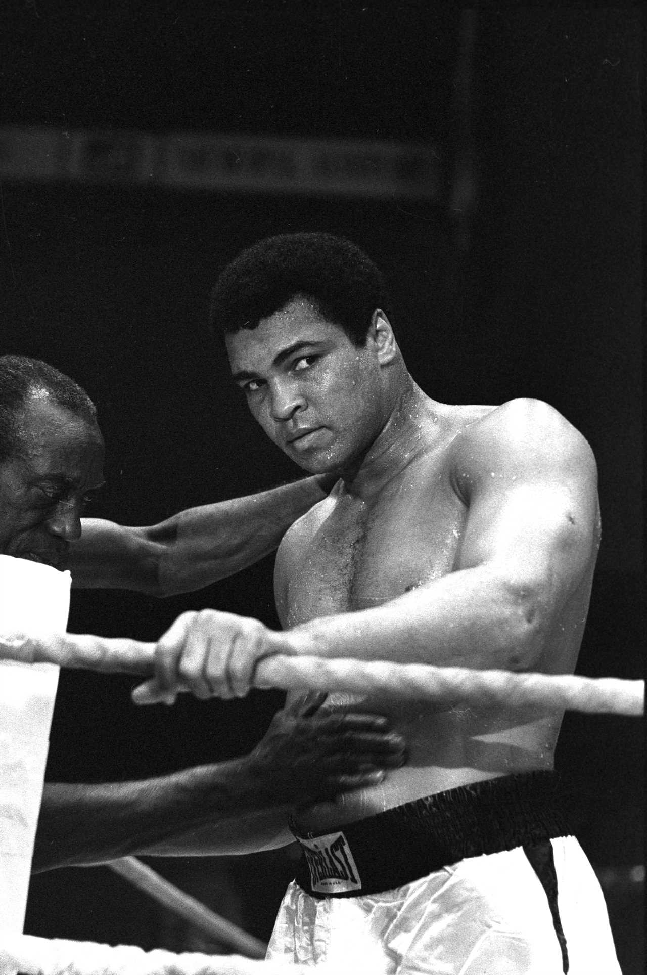 Anthony Joshua chooses Mike Tyson to be his favorite heavyweight, ahead of 'GOAT Muhammad Ali'