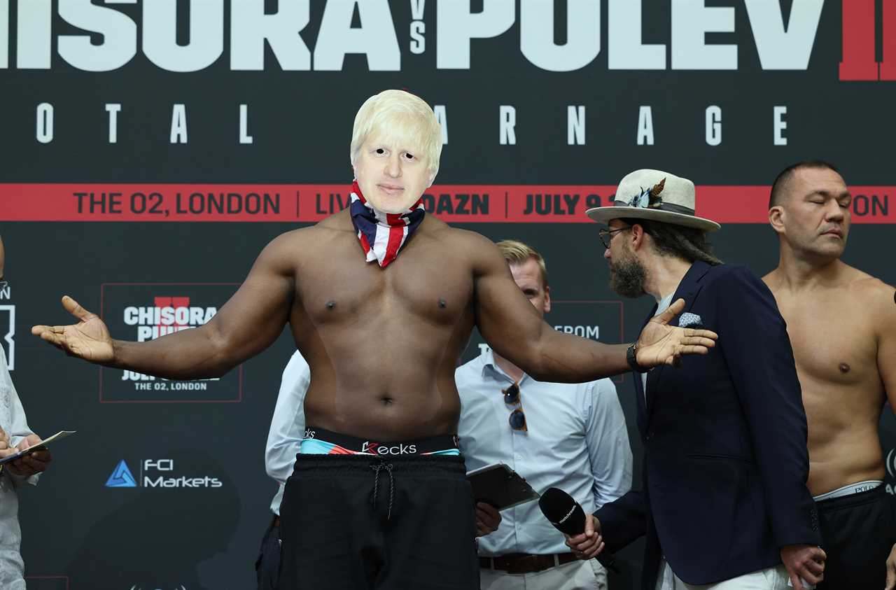 Derek Chisora supports former PM with a Boris Johnson mask during Kubrat Pulev weigh-in