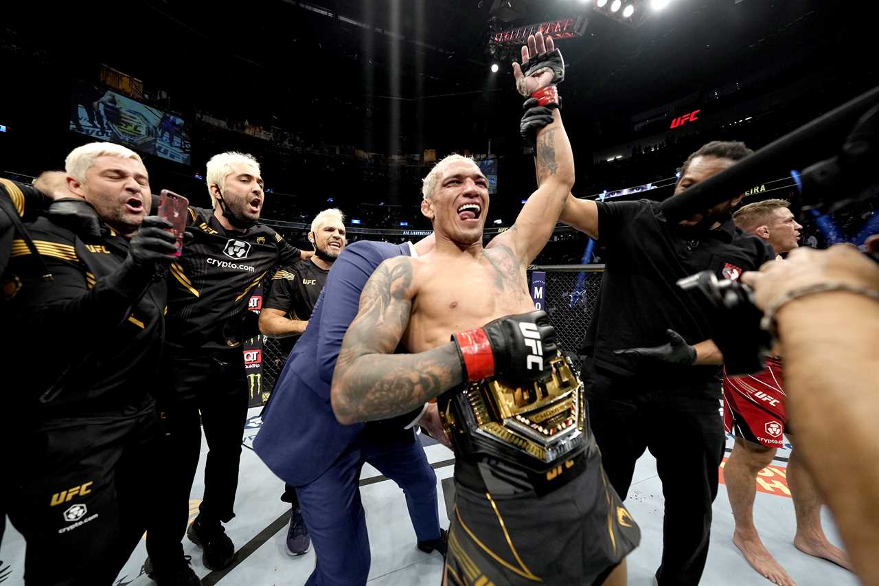 Conor McGregor has offered to fight Charles Oliveira for the UFC title in January, ahead of his long-awaited return
