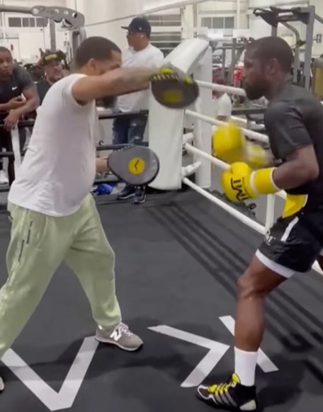 Watch Floyd Mayweather (45) show his incredible speed during training for the eight-figure boxing legend's return fight
