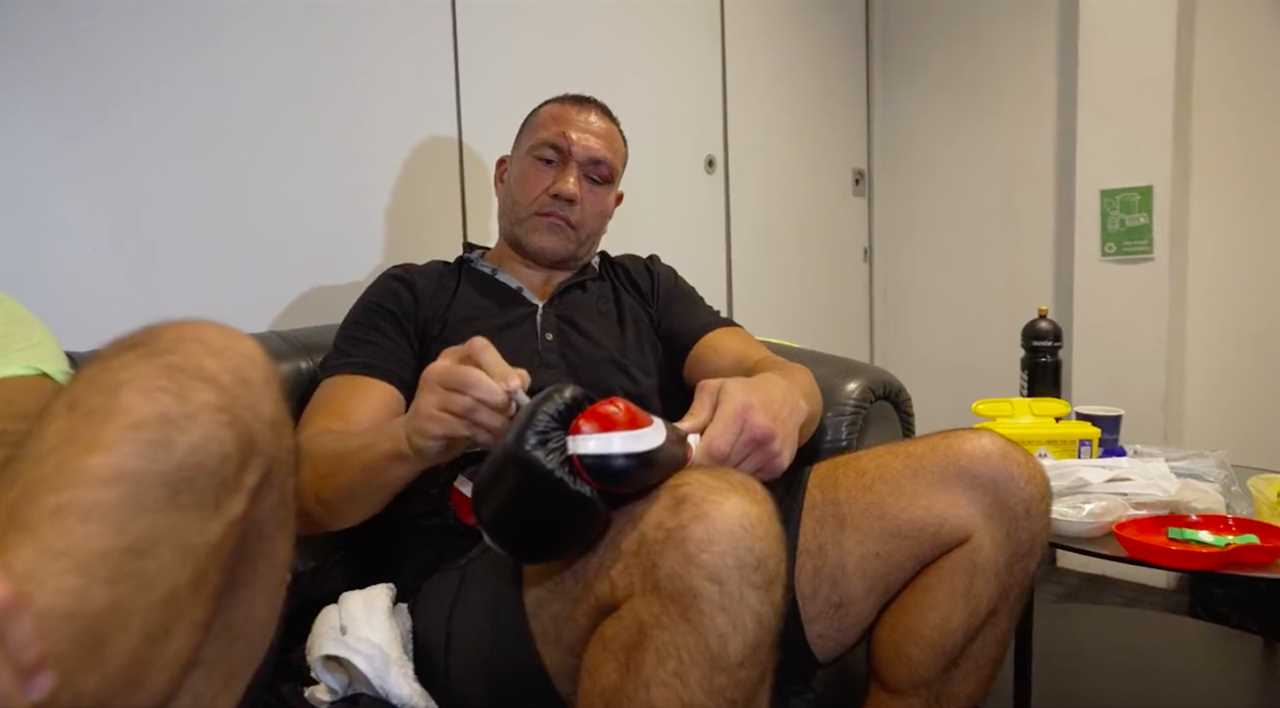 Derek Chisora continues ritual gifting Kubrat Pulev Five Guys Burger despite bad blood. Brits have a glove.