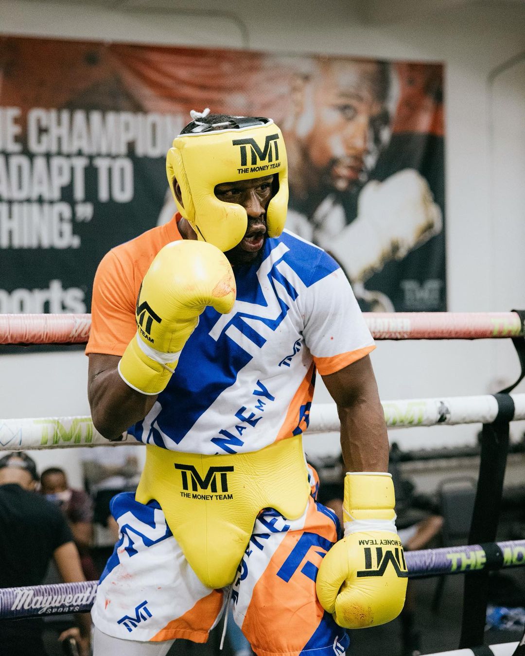 OnlyFans' star Elle Brooke is studying Floyd Mayweather in preparation for her boxing debut. She wants Man City's RubenDias to take her out.