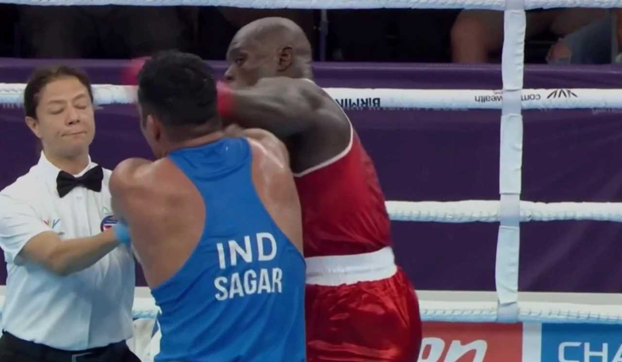 I'd have KOd - Watch the female ref toss off being punched in the face by a super heavyweight boxer at Commonwealth Games