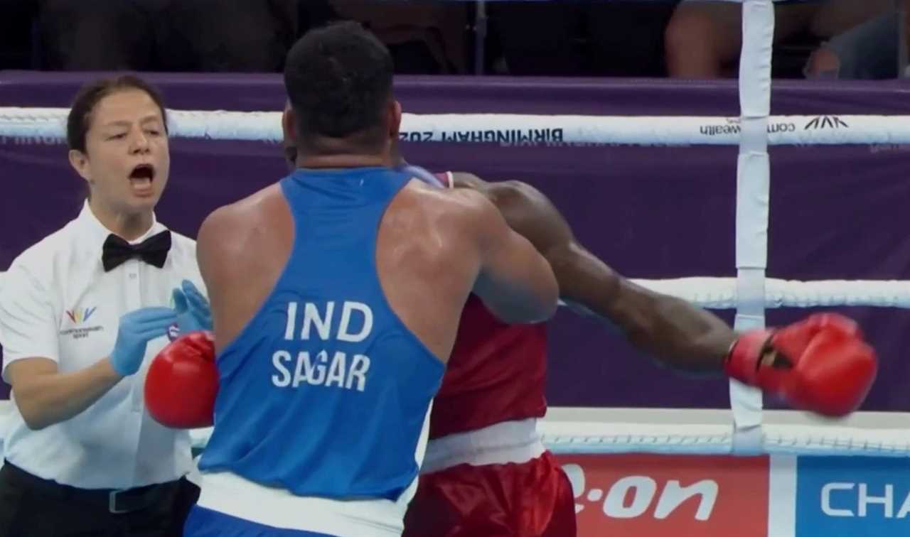 I'd have KOd - Watch the female ref toss off being punched in the face by a super heavyweight boxer at Commonwealth Games