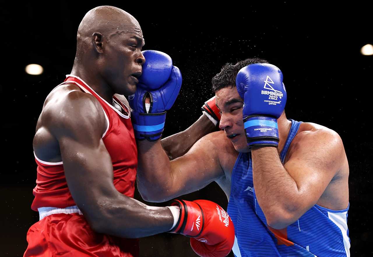 I'd have KOd - Watch the female ref toss off being punched in the face by a super heavyweight boxer at Commonwealth Games