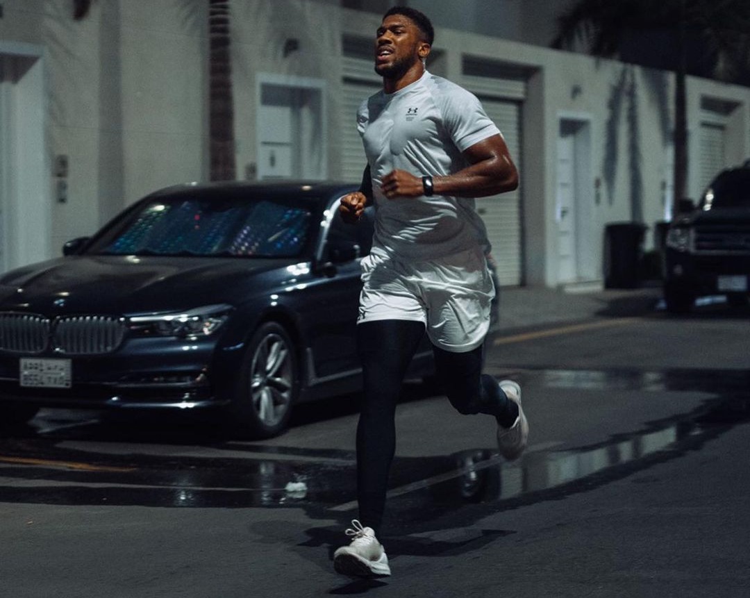 Anthony Joshua runs through the streets of Saudi Arabia at night to get used to the conditions before Usyk's rematch fight