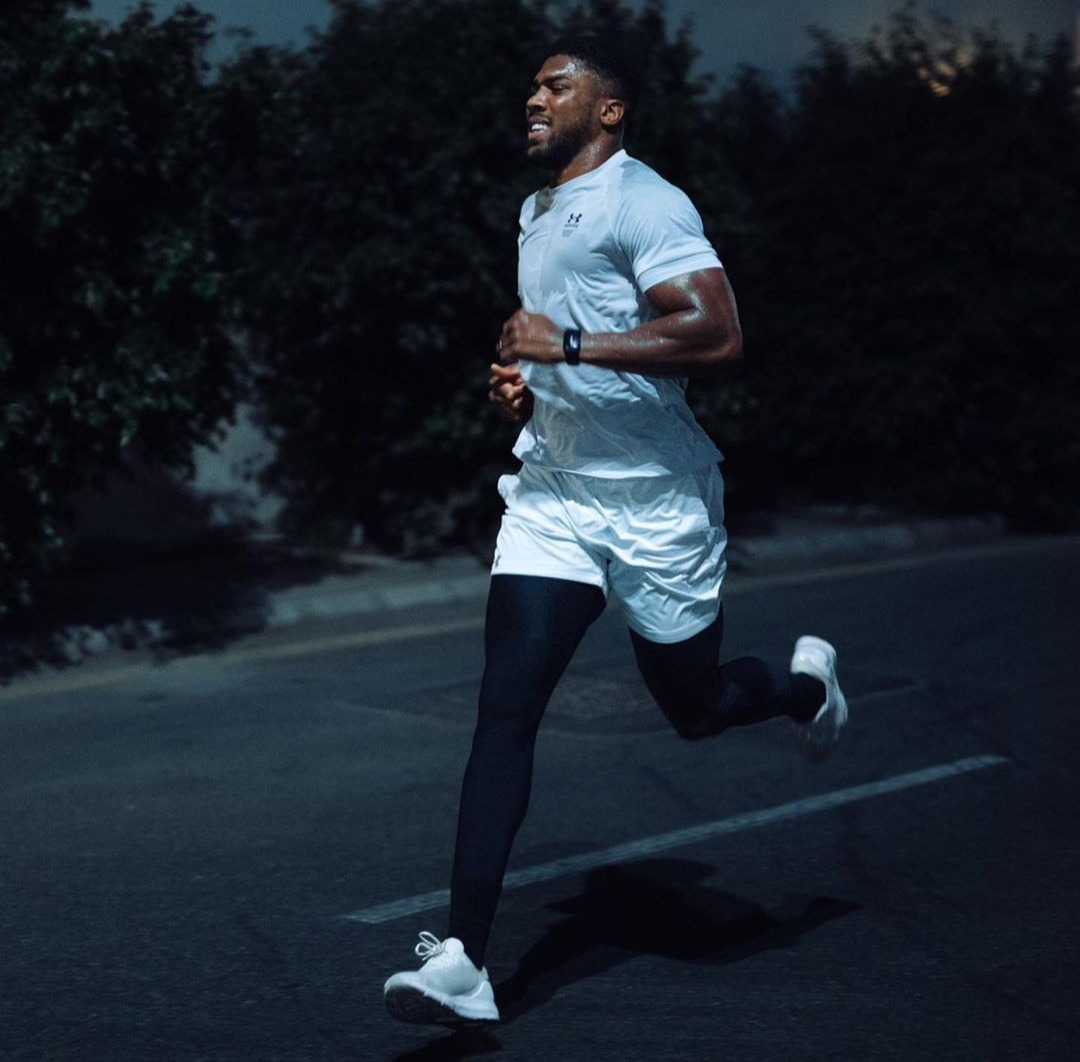 Anthony Joshua runs through the streets of Saudi Arabia at night to get used to the conditions before Usyk's rematch fight