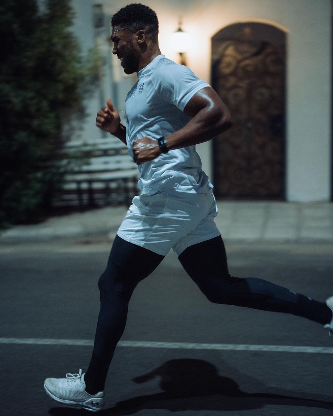 Anthony Joshua runs through the streets of Saudi Arabia at night to get used to the conditions before Usyk's rematch fight