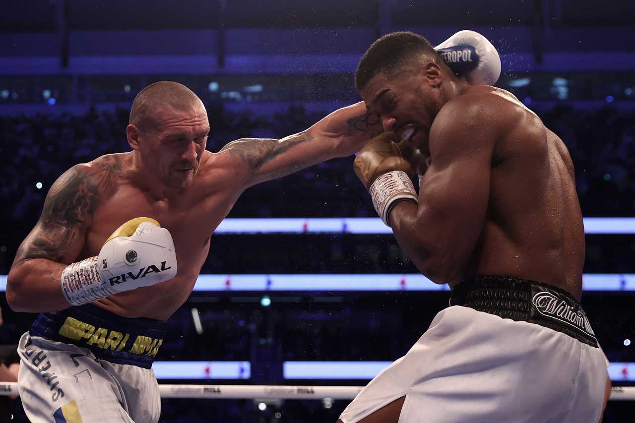 Anthony Joshua runs through the streets of Saudi Arabia at night to get used to the conditions before Usyk's rematch fight