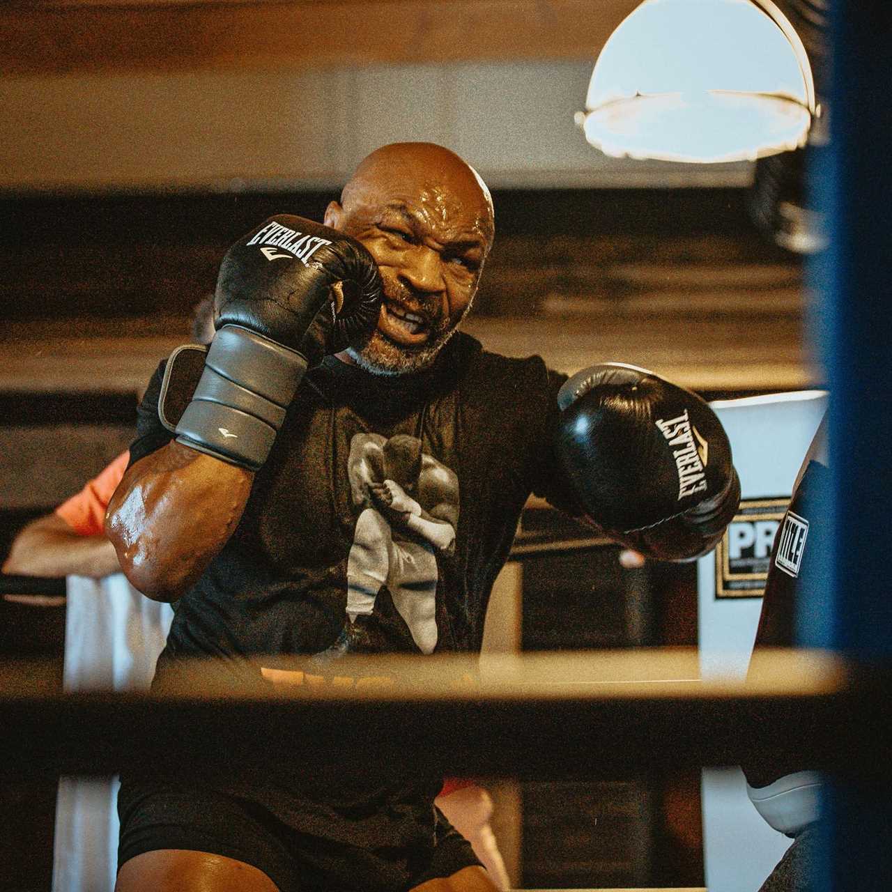 Mike Tyson predicts Anthony Joshua vs Oleksandr Uzyk. He tells Brit what he MUST DO to win