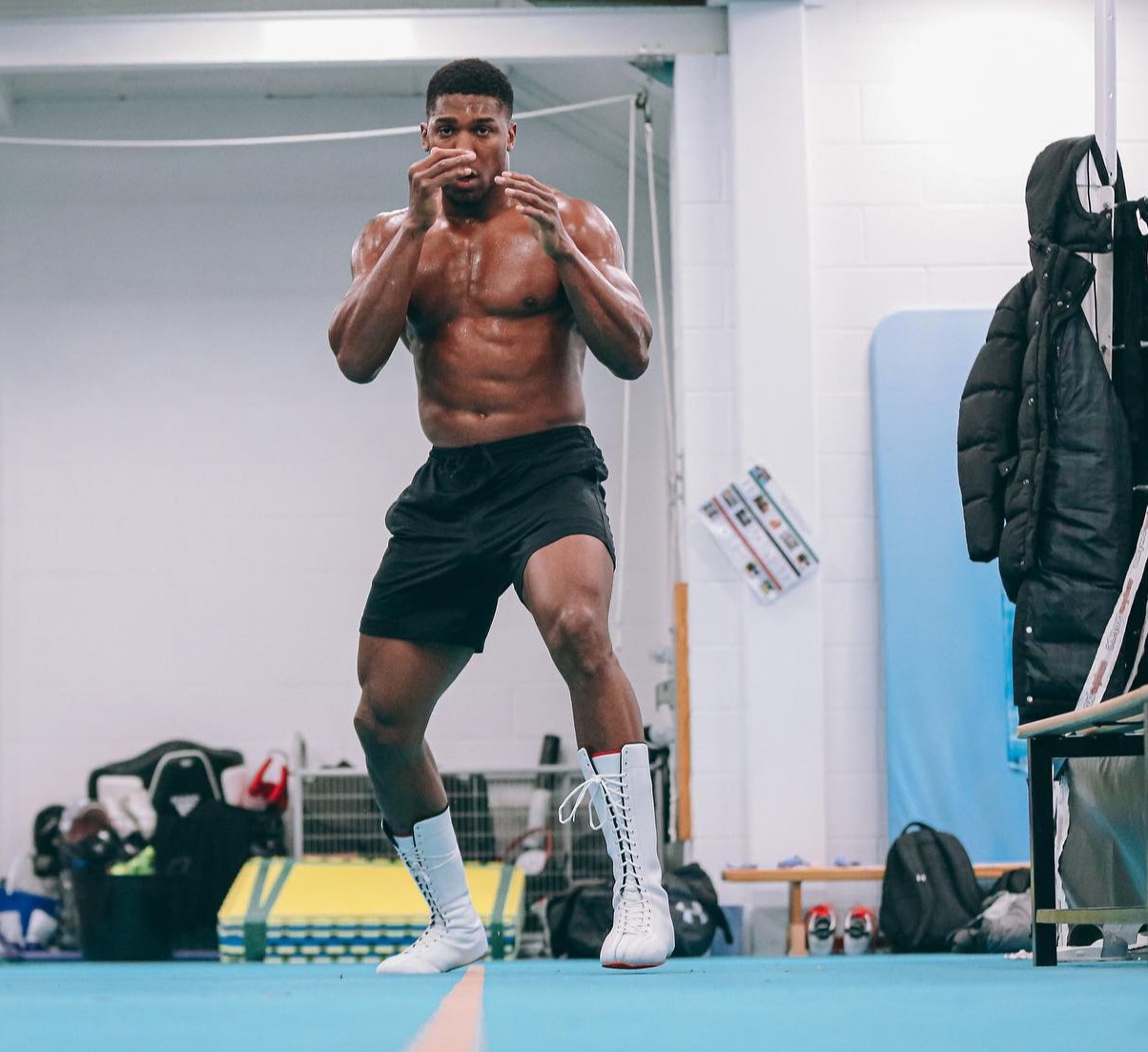 Anthony Joshua's hulking physique is revealed ahead of Oleksandr Uzyk rematch.