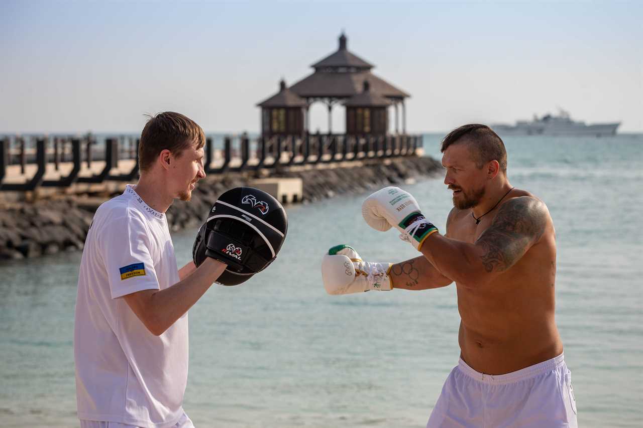 How much weight does Oleksandr Usyk have?