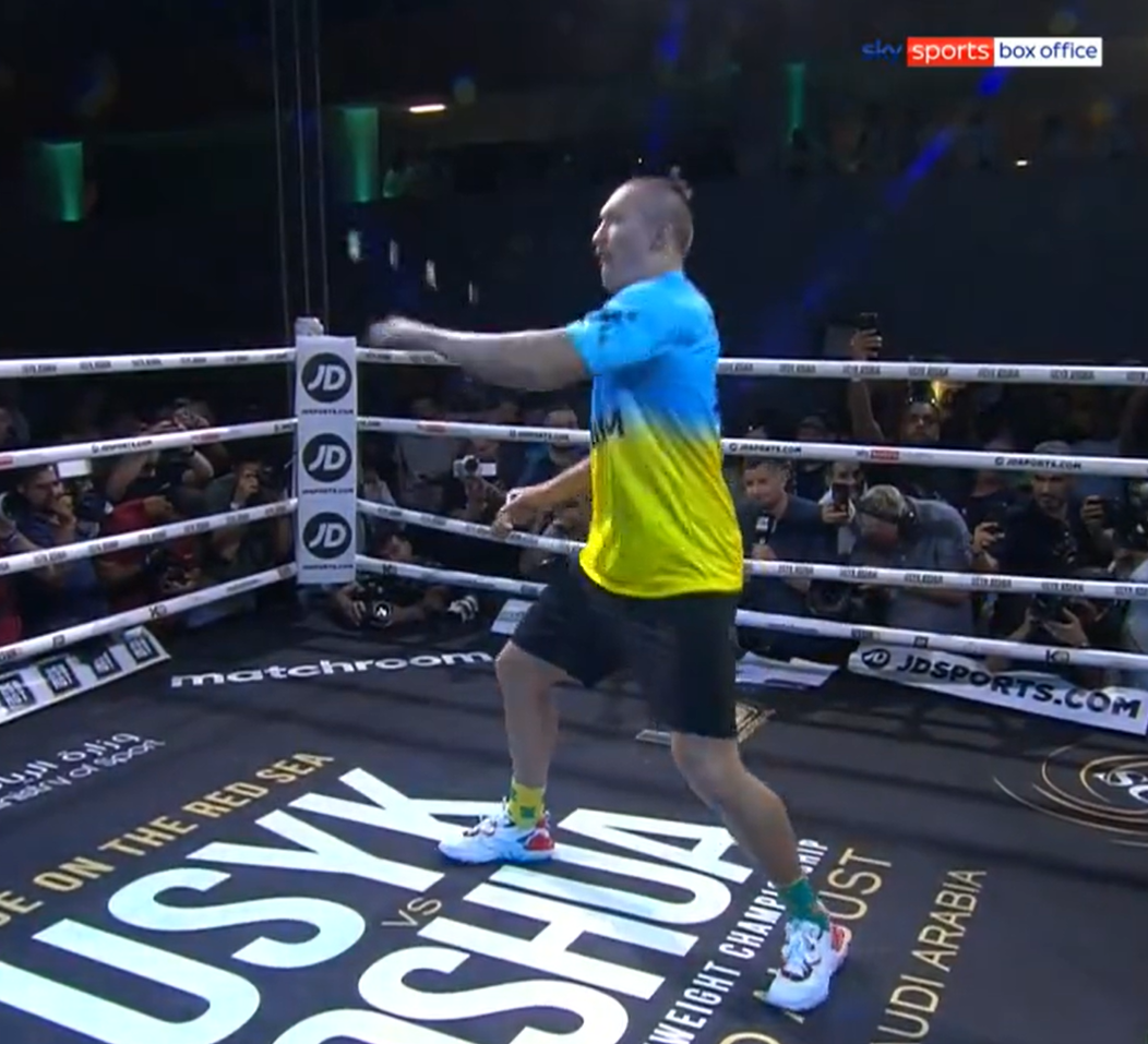 As he prepares for Anthony Joshua's rematch, Oleksandr Usyk displays frightening reflexes and a remarkable coin trick.