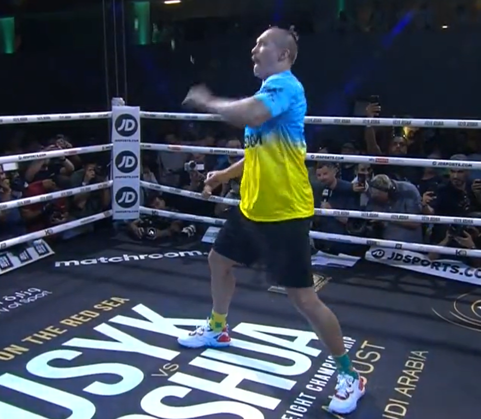 As he prepares for Anthony Joshua's rematch, Oleksandr Usyk displays frightening reflexes and a remarkable coin trick.
