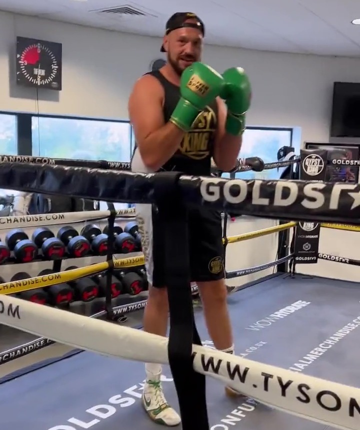 Tyson Fury shows Anthony Joshua how to attack Oleksandr Uzyk's body. He also shares tips with Brit rivals