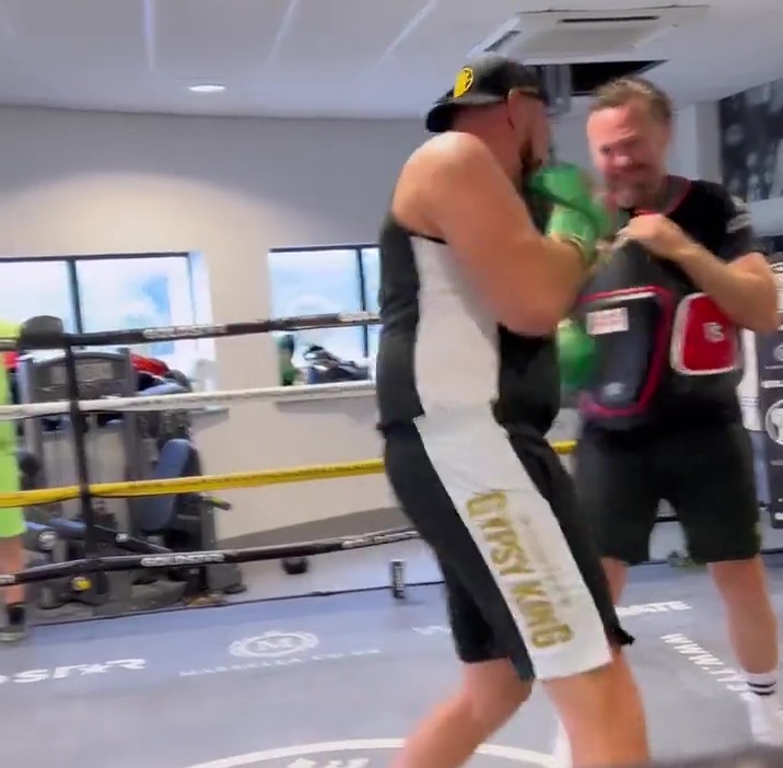 Tyson Fury shows Anthony Joshua how to attack Oleksandr Uzyk's body. He also shares tips with Brit rivals