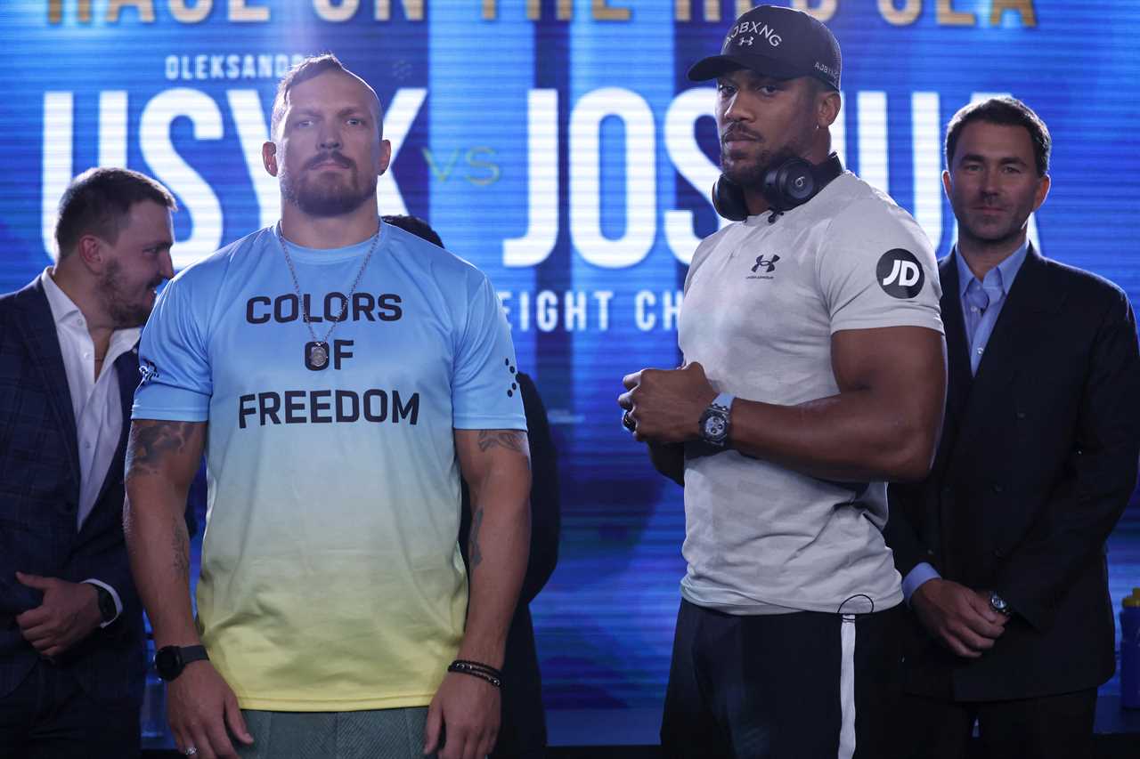 Tyson Fury shows Anthony Joshua how to attack Oleksandr Uzyk's body. He also shares tips with Brit rivals