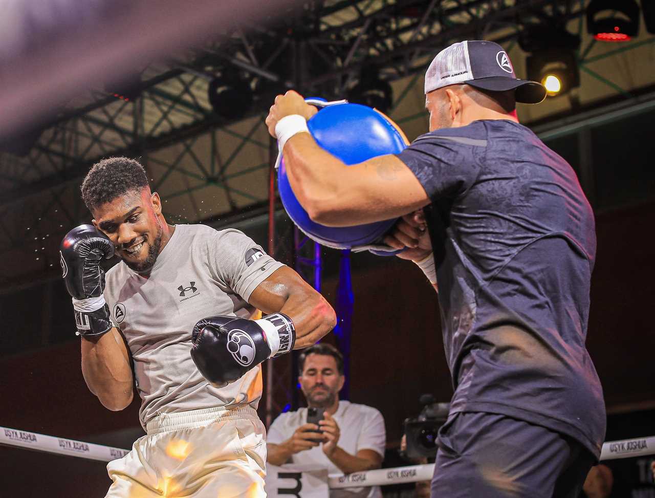 The whole boxing world knows Joshua cannot outbox Usyk... but he will go forward and be UNSTOPPABLE when he rematches, warns his new coach
