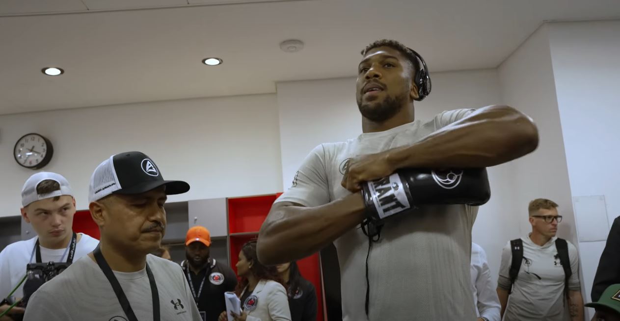 Anthony Joshua switches gloves to Oleksandr Usyk fight, and picks heavy-hitting couple despite negative omen