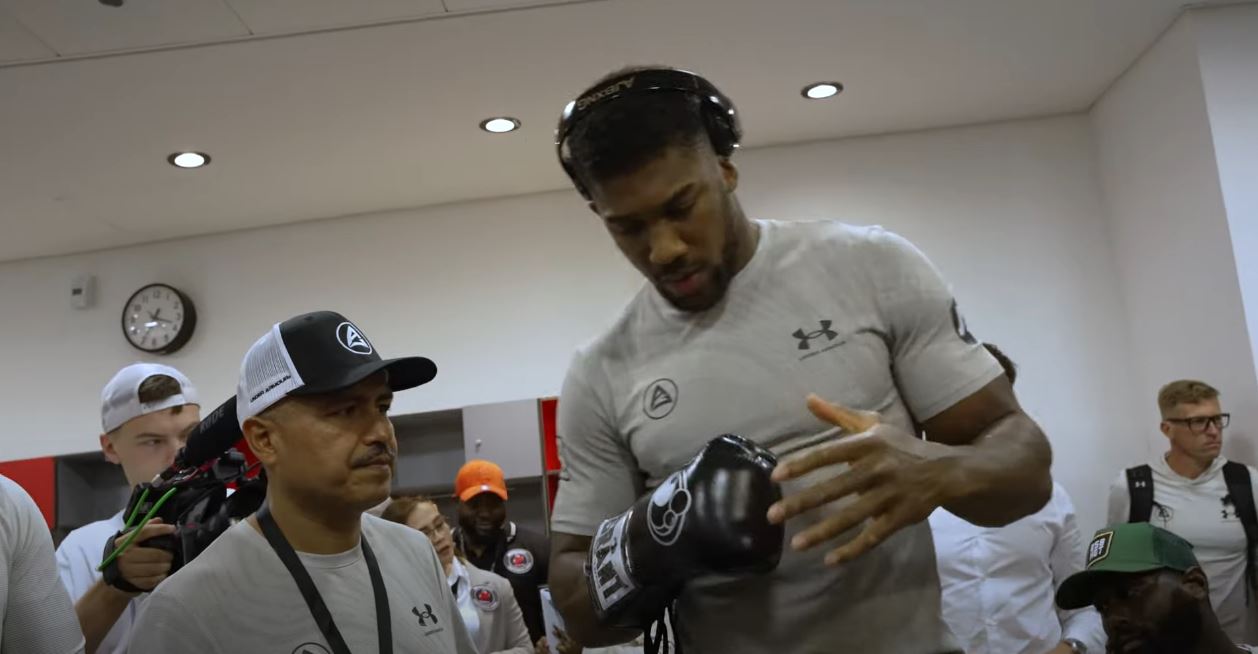Anthony Joshua switches gloves to Oleksandr Usyk fight, and picks heavy-hitting couple despite negative omen
