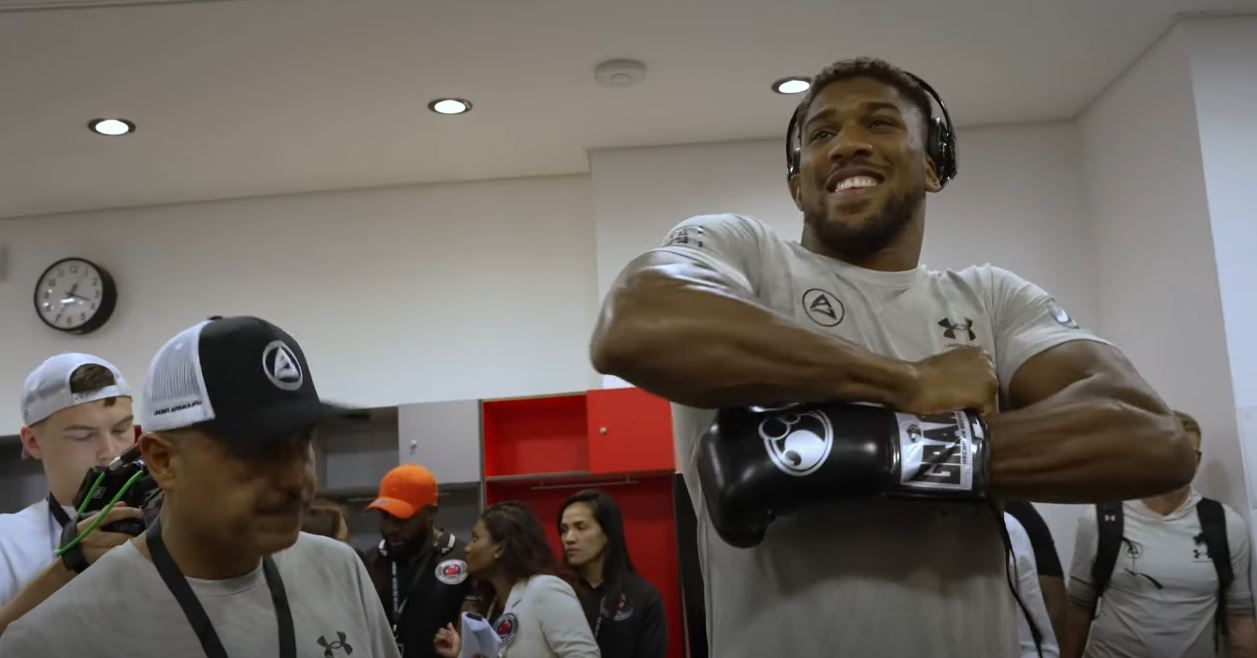 Anthony Joshua switches gloves to Oleksandr Usyk fight, and picks heavy-hitting couple despite negative omen