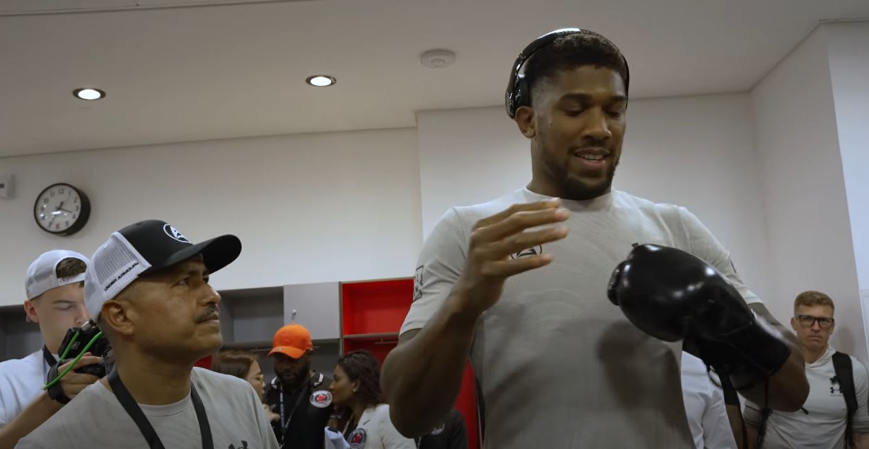 Anthony Joshua switches gloves to Oleksandr Usyk fight, and picks heavy-hitting couple despite negative omen