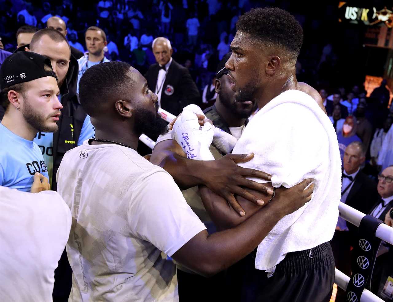 After Anthony Joshua's corner told him that he was WINNING Oleksandr Uzyk fight, fans began to say the same thing.