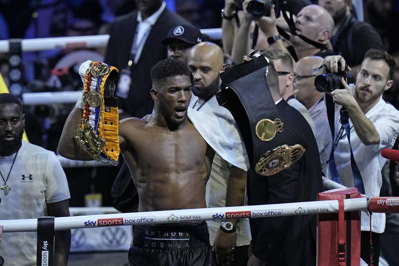 After Anthony Joshua's corner told him that he was WINNING Oleksandr Uzyk fight, fans began to say the same thing.