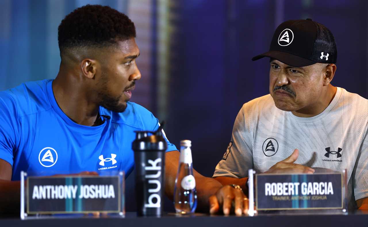 After Anthony Joshua's corner told him that he was WINNING Oleksandr Uzyk fight, fans began to say the same thing.