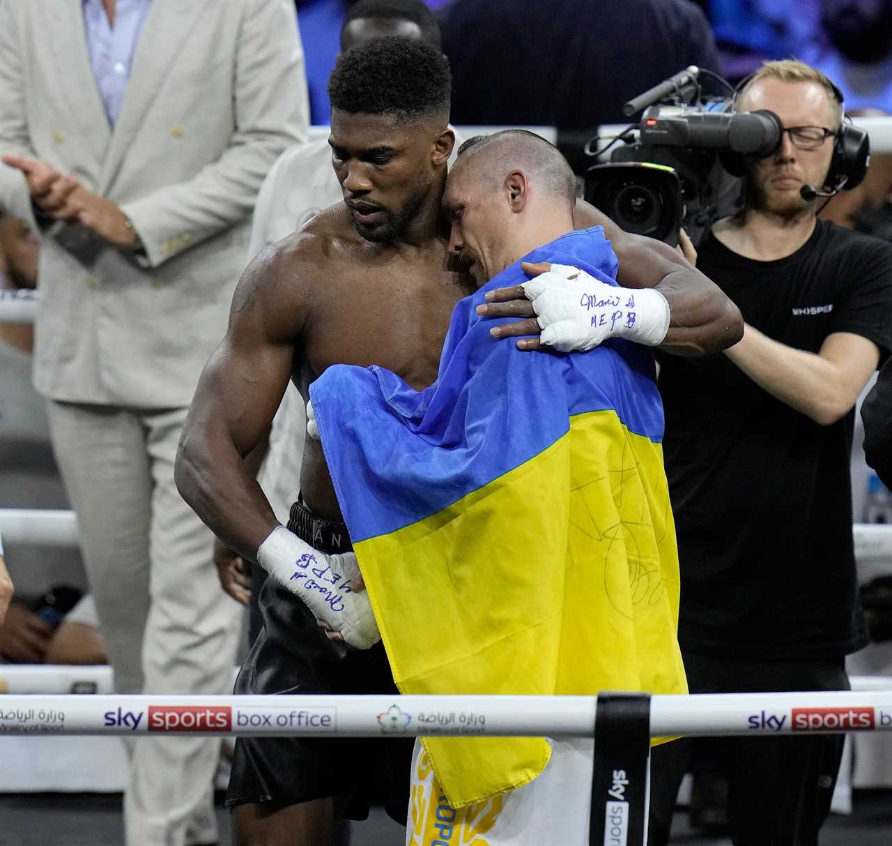 How did you beat me? After his crushing defeat to the world title, Anthony Joshua said to Oleksandr Usyk: You're not strong.