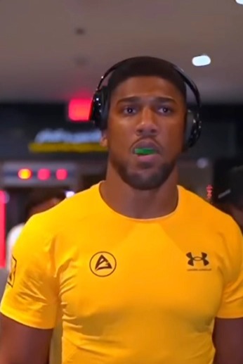 Fans are all saying the exact same thing about Joshua chewing a mystery green object prior to Usyk fight...and that could be a bad sign.