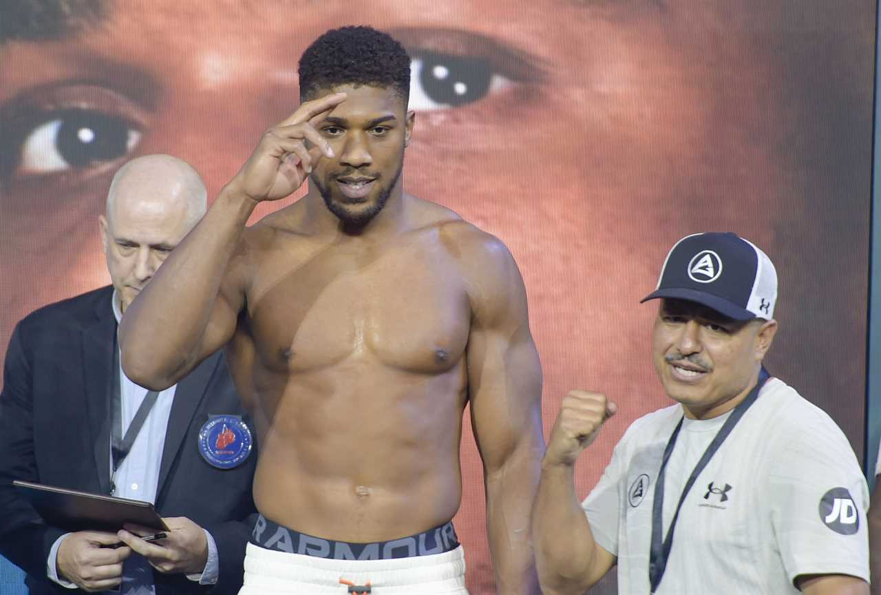 Watch Anthony Joshua playing mind games with Oleksandr Uzyk, as he questions about weakness...after Tyson Fury's advice