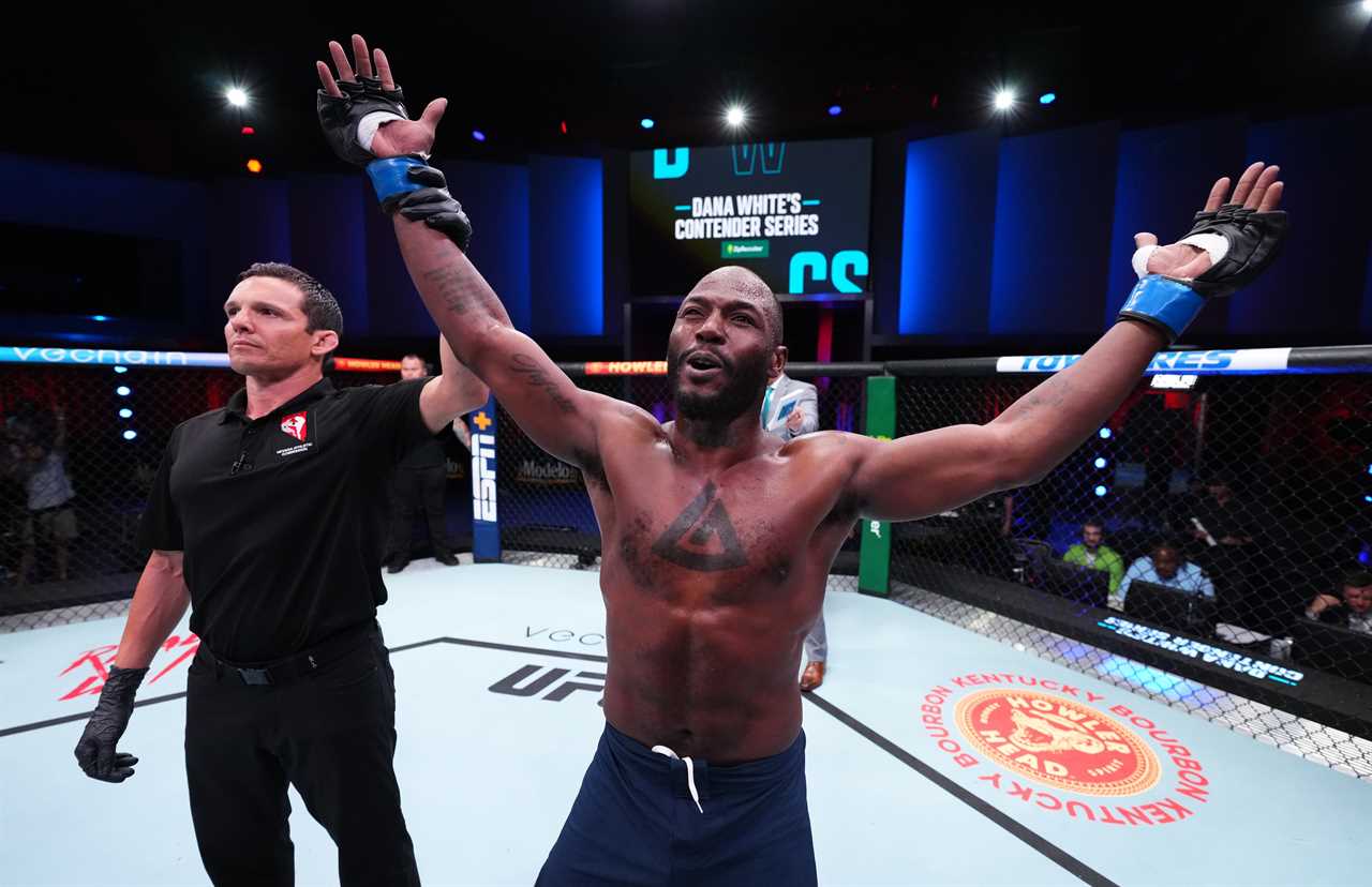 Darrius Flowers creates a tombstone for the 'Undertaker on Dana White’s Contender Series.