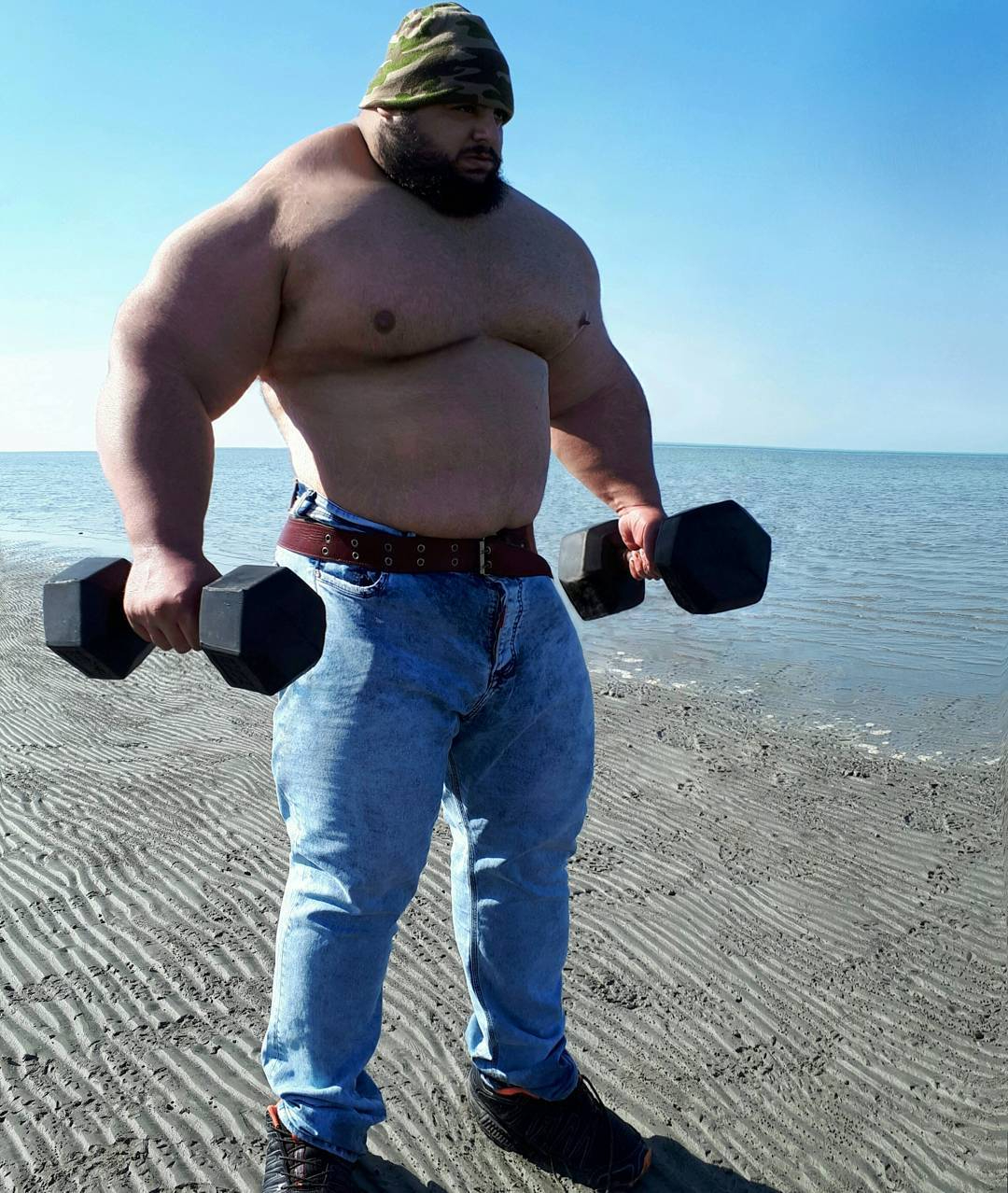 After humiliating defeat in boxing, Iranian Hulk deleted 'photoshopped photos'